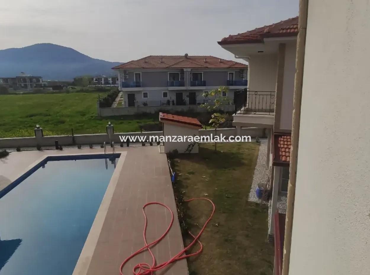 Maisonette-Villa Auf Dem Gelände Mit Pool Zum Verkauf