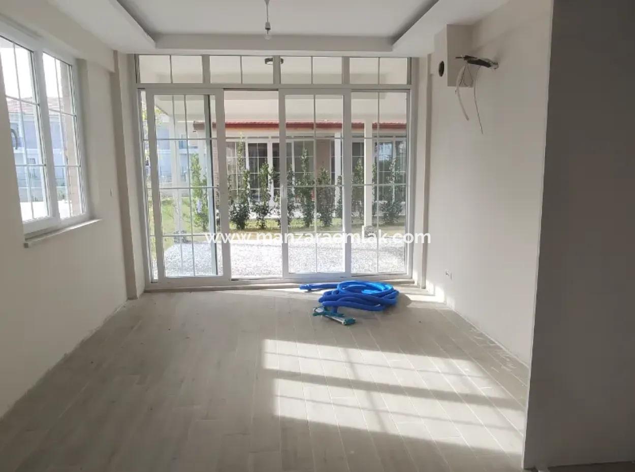 Satılık Havuzlu Site İçinde Dubleks Villa